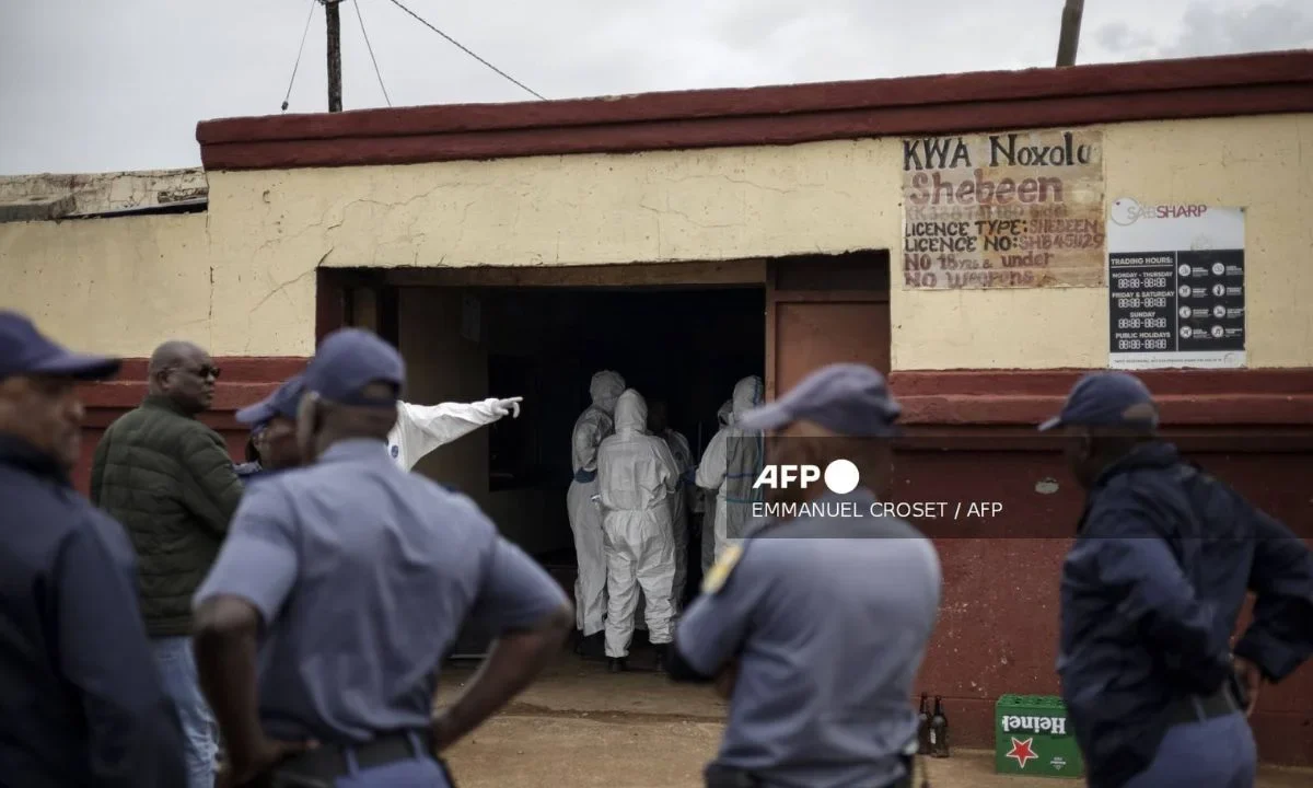 En un bar ubicado en Johannesburgo, Sudáfrica, sujetos armados irrumpieron el lugar y asesinaron a 9 personas e hirieron a otras 10.