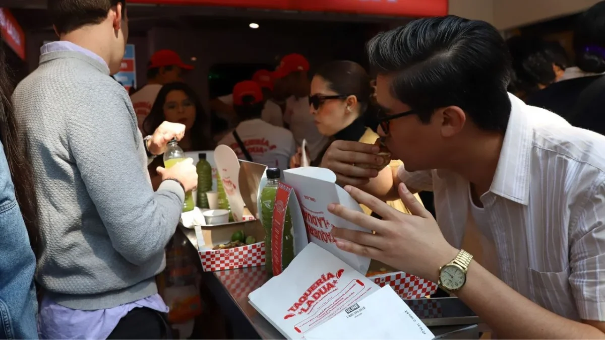 Múltiples fanáticos y algunos curiosos abarrotaron la 'Taquería La Dua' de Dua Lipa en la Ciudad de México previo a su concierto.