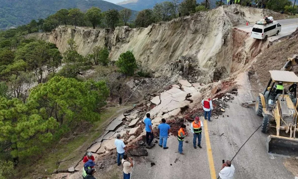 Un deslizamiento de tierra provocó el colapso de la carretera Chilapa-Tlapa, en Guerrero.
