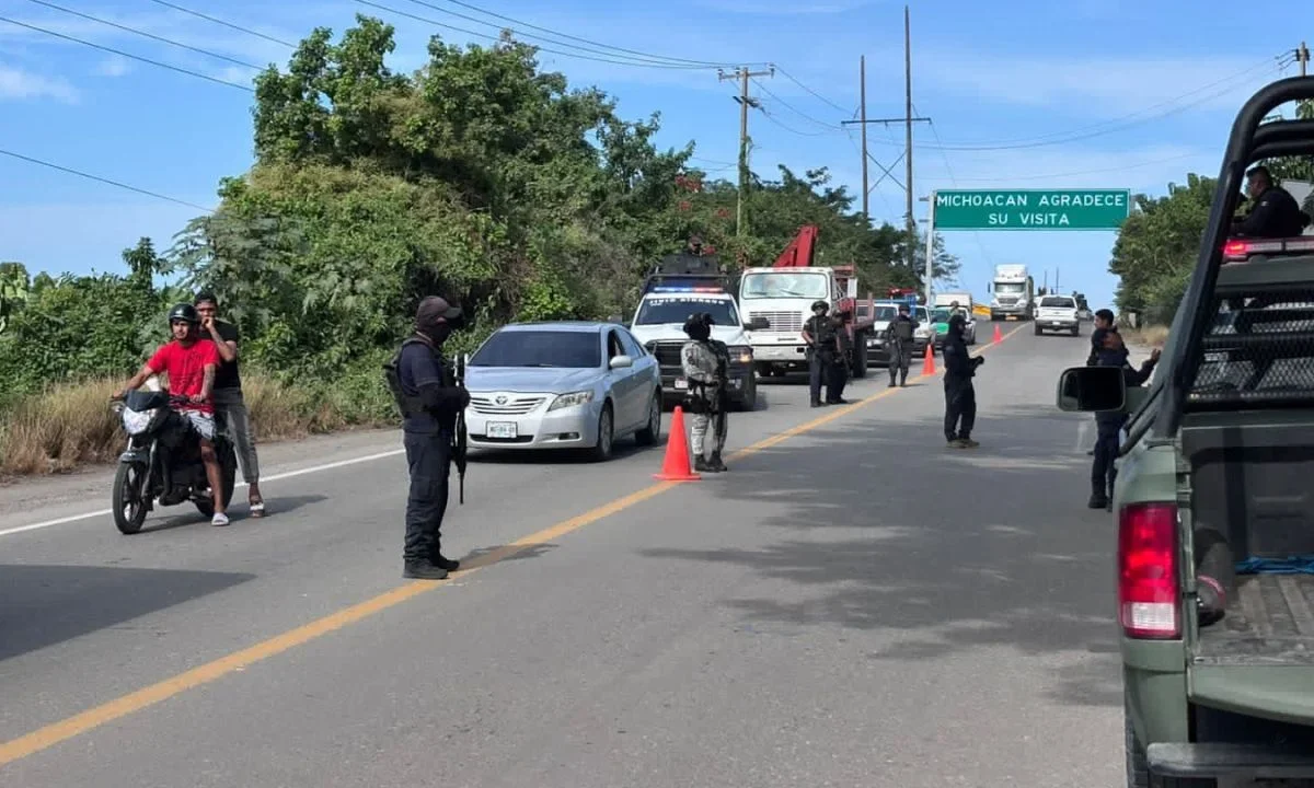 Fuerzas Federales y estatales reforzaron la seguridad en límites entre Michoacán y Colima tras la explosión de un coche bomba en Coahuayana.