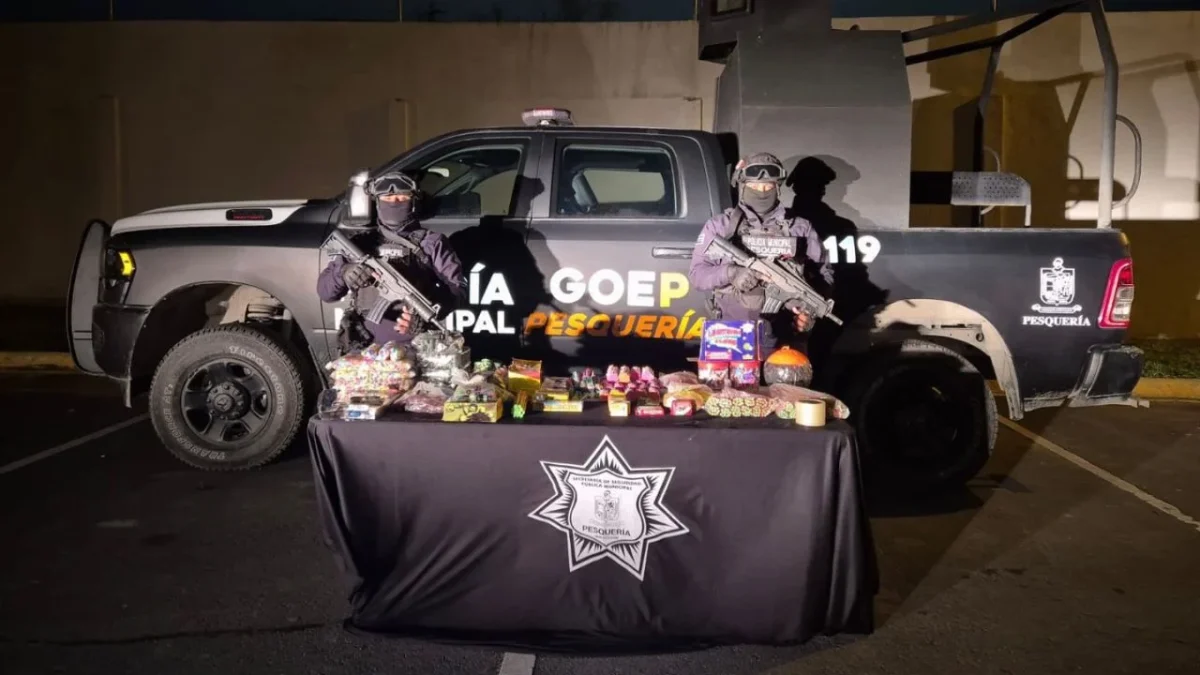 Durante recorridos preventivos, elementos de la Secretaría de Seguridad Pública Municipal de Pesquería aseguraron 19 kilos de pirotecnia.