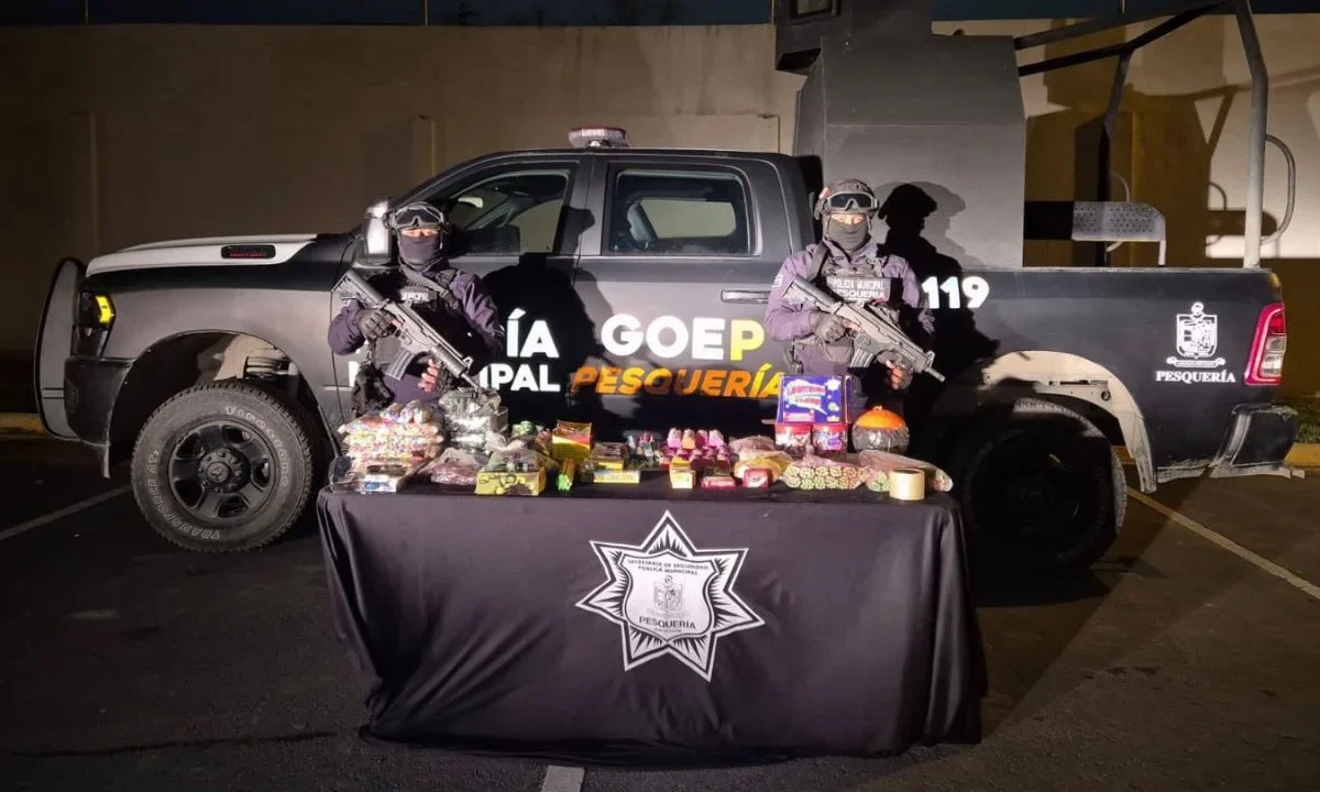 Durante recorridos preventivos, elementos de la Secretaría de Seguridad Pública Municipal de Pesquería aseguraron 19 kilos de pirotecnia.