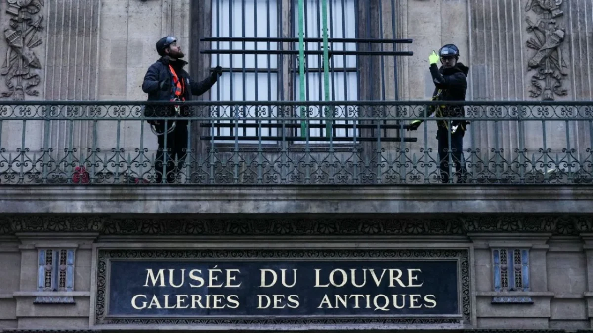 Una reja de protección fue instalada este martes en la ventana del museo del Louvre por la que entraron los ladrones en el pasado robo.