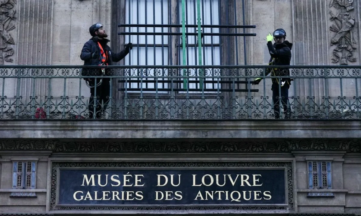 Una reja de protección fue instalada este martes en la ventana del museo del Louvre por la que entraron los ladrones en el pasado robo.
