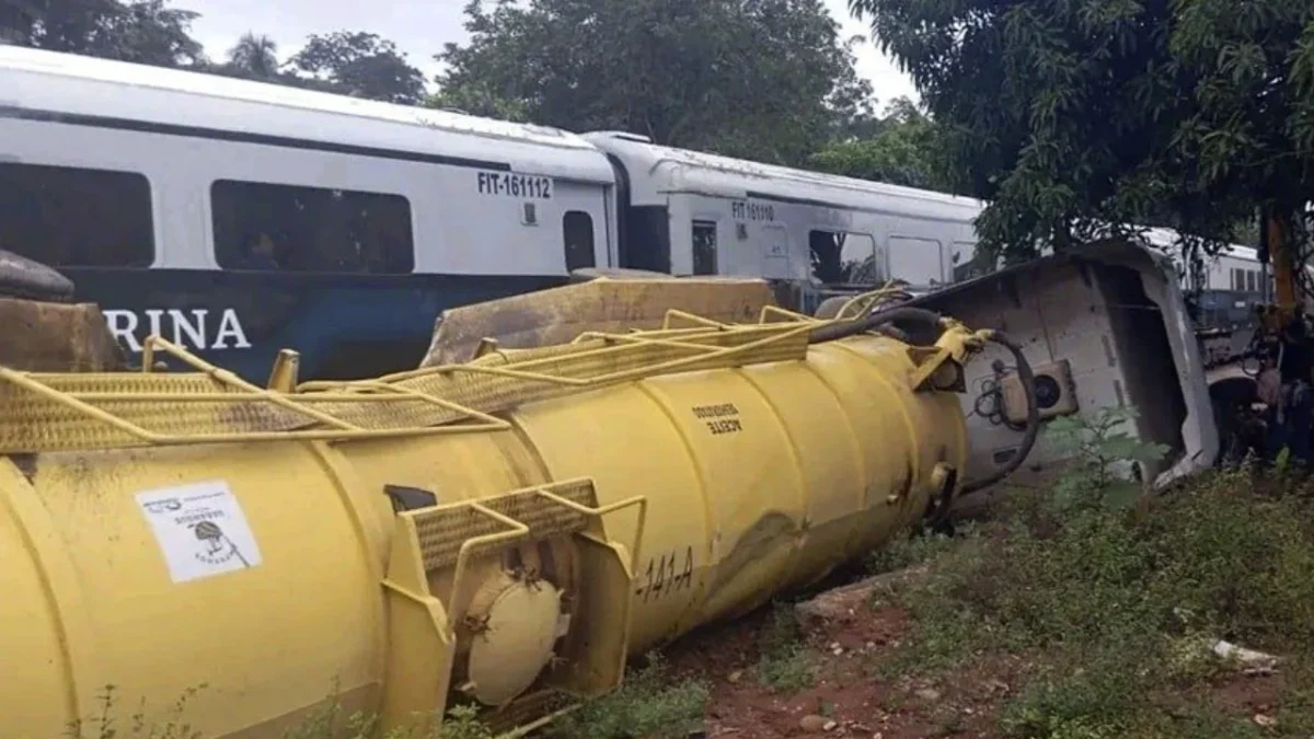El trailer quizo pasar antes que el Tren Interoceánico; sin embargo no calculó bien y este lo embistió, resultando herido en chofer.