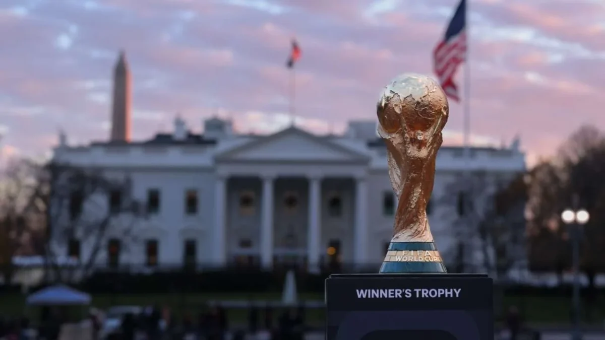 El trofeo de la Copa Mundial de la FIFA llega a Washington, en Estados Unidos, para ser parte del sorteo de la justa mundialista.