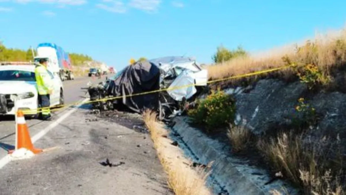 En el choque una de las unidades quedó completamente destrozada, mientras el otro vehículo terminó volcado sobre la carretera.