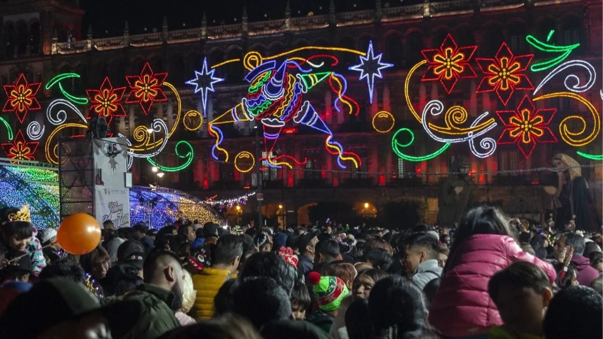 Decenas de personas aprovechan las vacaciones de diciembre para visitar la verbena navideña en el Zócalo Capitalino