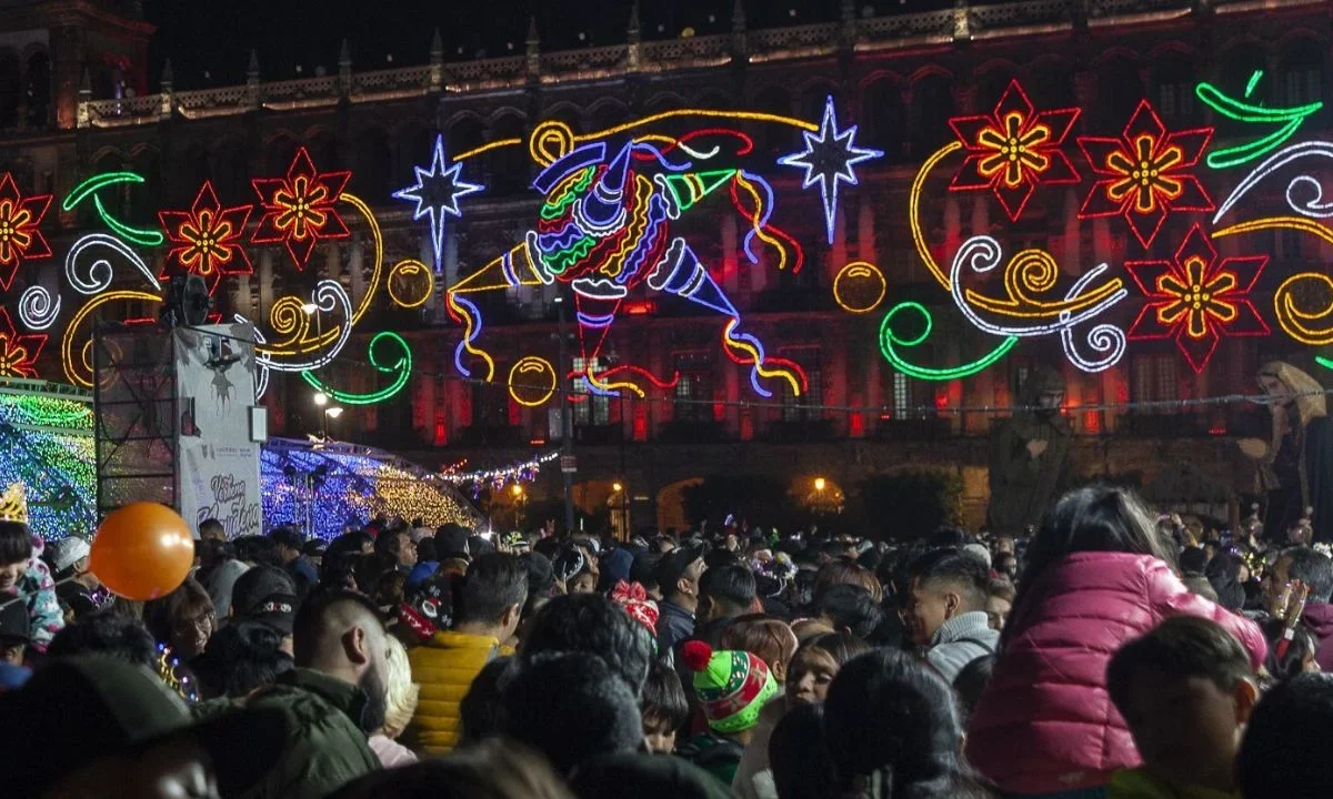 Decenas de personas aprovechan las vacaciones de diciembre para visitar la verbena navideña en el Zócalo Capitalino