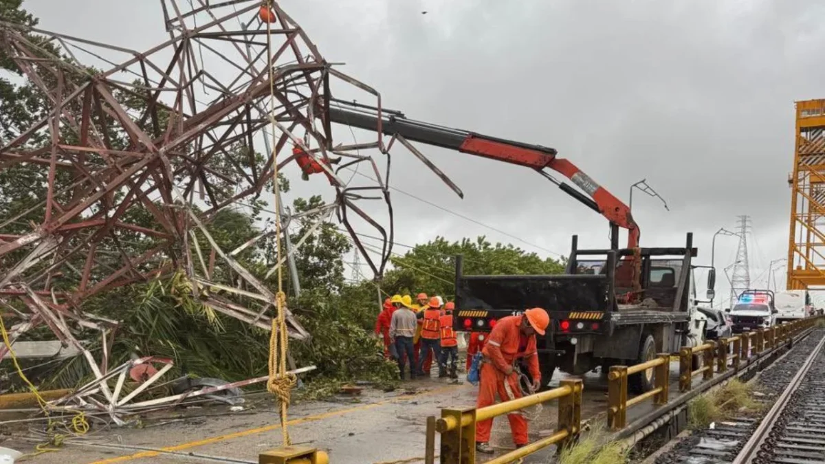 Caen torres de alta tensión de CFE por fuertes vientos en Coatzacoalcos