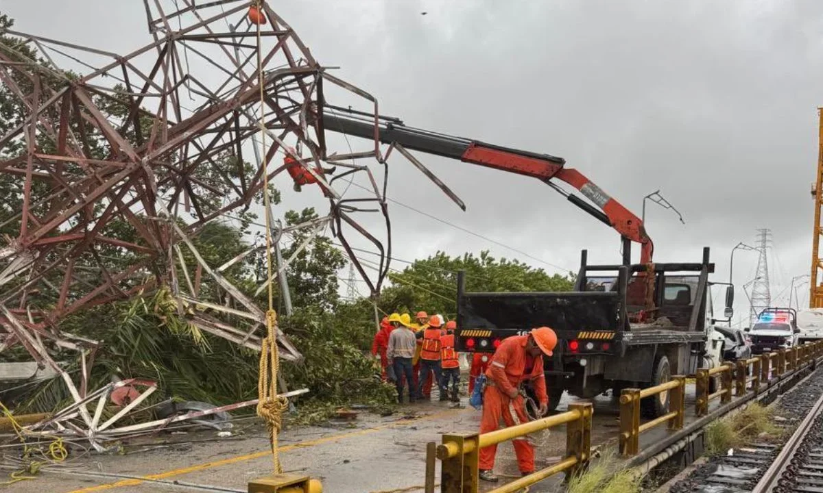 Caen torres de alta tensión de CFE por fuertes vientos en Coatzacoalcos