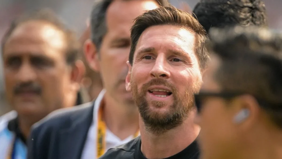 El futbolista argentino Lionel Messi llega al Estadio Salt Lake de Calcuta durante su Gira GOAT el 13 de diciembre de 2025. Espectadores indignados rompieron las barricadas e irrumpieron en el campo de un estadio en India después de que la estrella del fútbol Lionel Messi, quien se encuentra de gira por tres días en el país, abandonara abruptamente el estadio