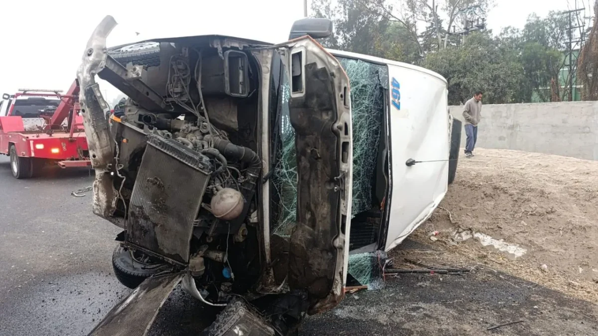 Autoridades realizaron un operativo para apoyar a los afectados que se encontraban en el kilómetro 28 del Circuito Exterior Mexiquense.