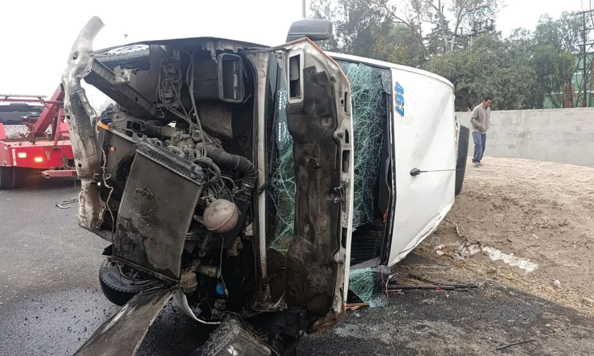 Autoridades realizaron un operativo para apoyar a los afectados que se encontraban en el kilómetro 28 del Circuito Exterior Mexiquense.