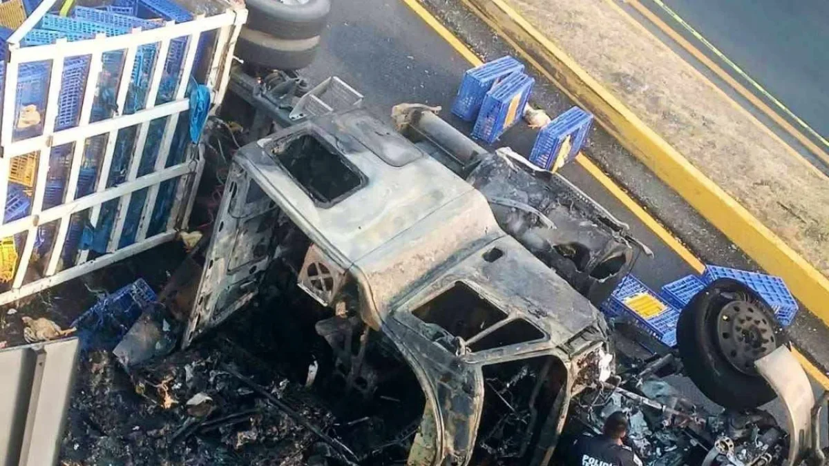 La volcadura de tráiler en la carretera Texcoco-Calpulalpan dejó varias personas fallecidas