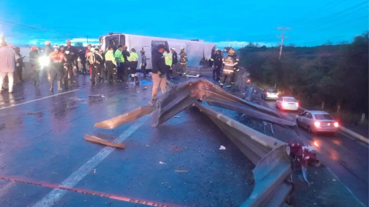 Se confirmó el fallecimiento de la novena víctima de la volcadura de un camión urbano de la Ruta 611 en Apodaca, Nuevo León.