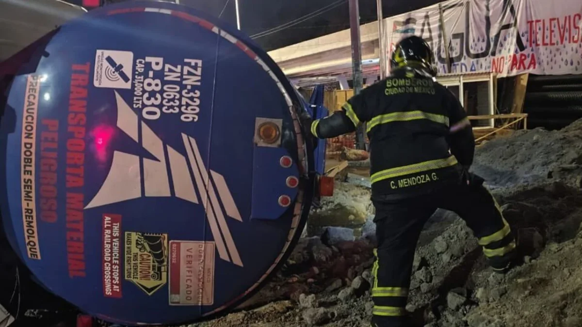 Vuelca pipa de combustible en inmediaciones de Estadio Azteca