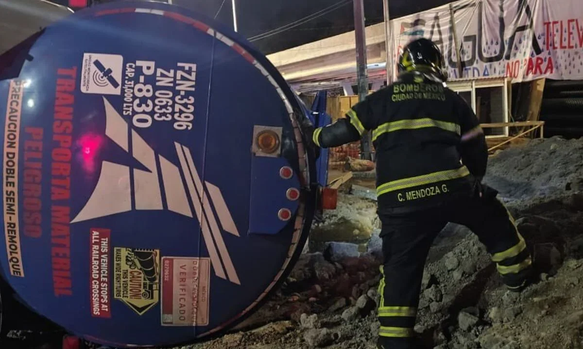 Vuelca pipa de combustible en inmediaciones de Estadio Azteca