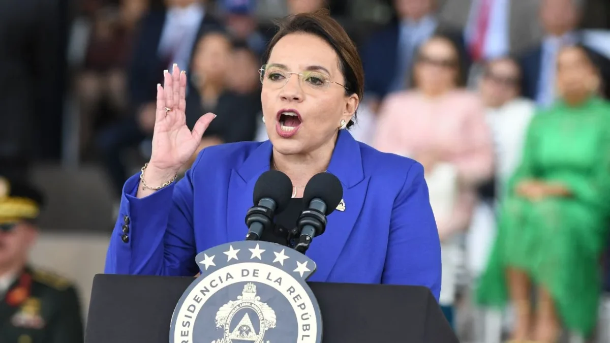TENSIÓN. La presidenta Xiomara Castro alegó amenazas, coacción y fallas en el sistema, mientras crece la presión por las actas