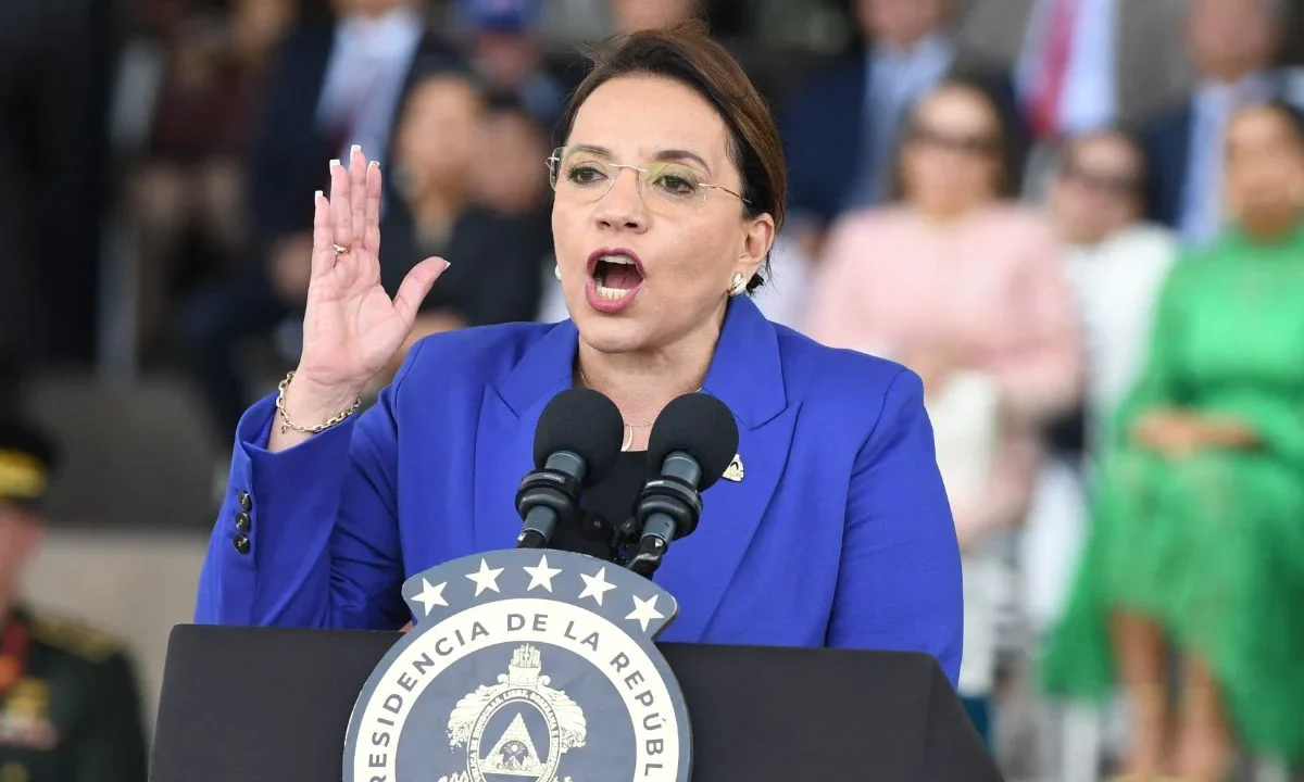 TENSIÓN. La presidenta Xiomara Castro alegó amenazas, coacción y fallas en el sistema, mientras crece la presión por las actas