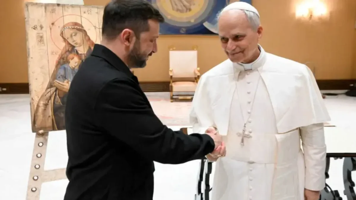 El presidente de Ucrania, Volodimir Zelenski, se reunió este martes con el papa León XIV en Italia, busca poner fin a la guerra con Rusia.