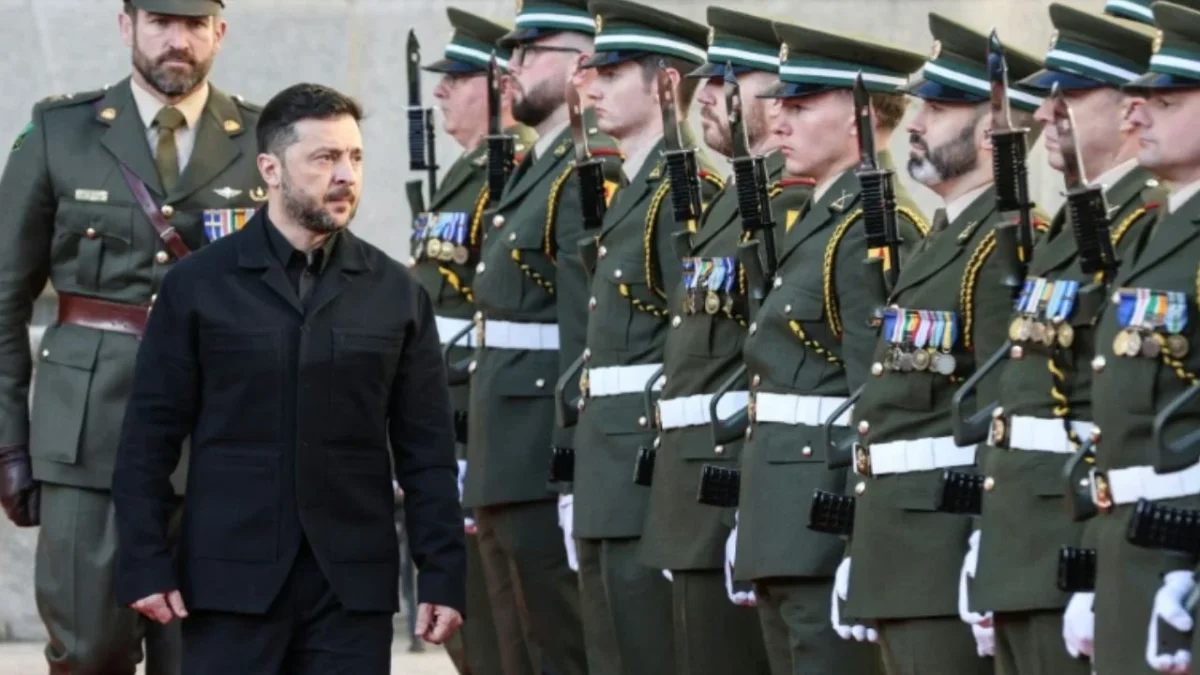 El presidente de Ucrania, Volodimir Zelenski, hizo un llamado este martes a poner fin a la guerra con Rusia, y no únicamente a un cese temporal de hostilidades, en una rueda de prensa durante su visita a Irlanda.