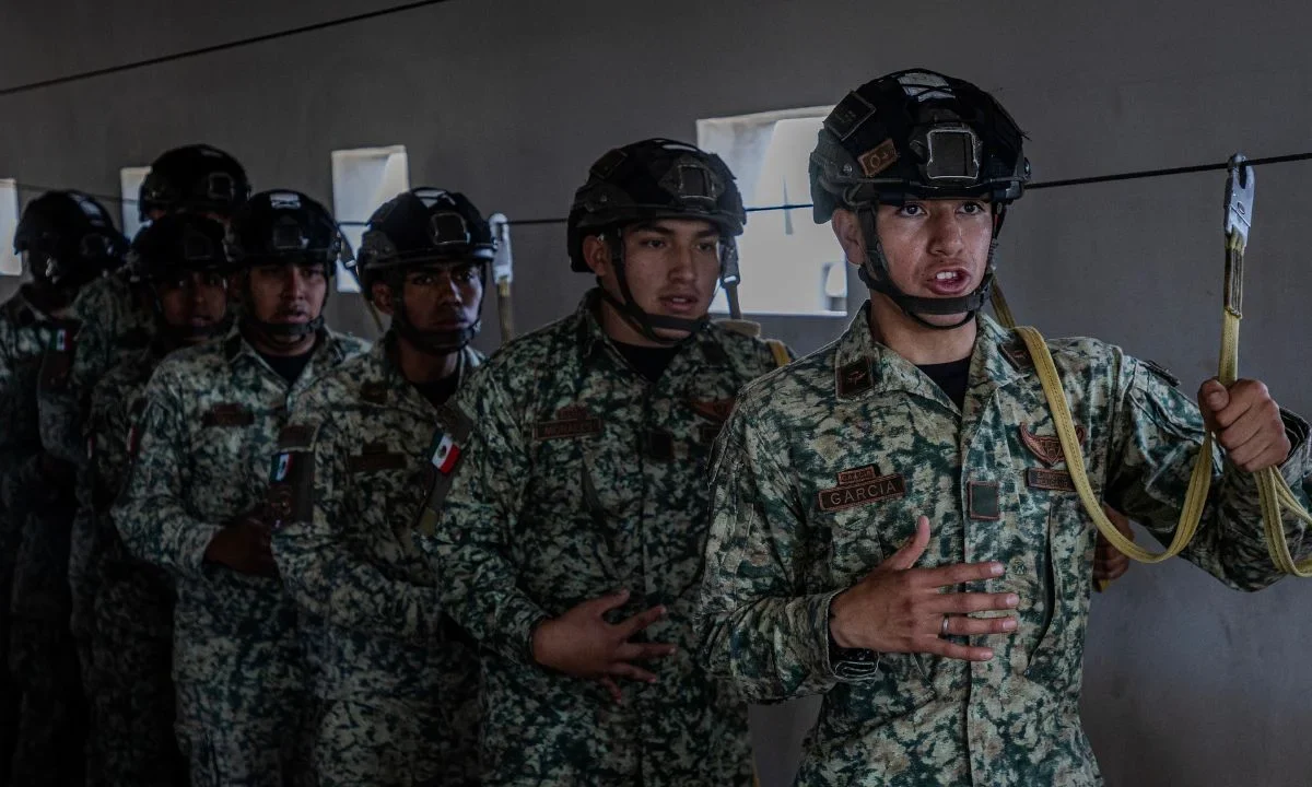 80 años de honor con México, desde el cielo hasta la misión