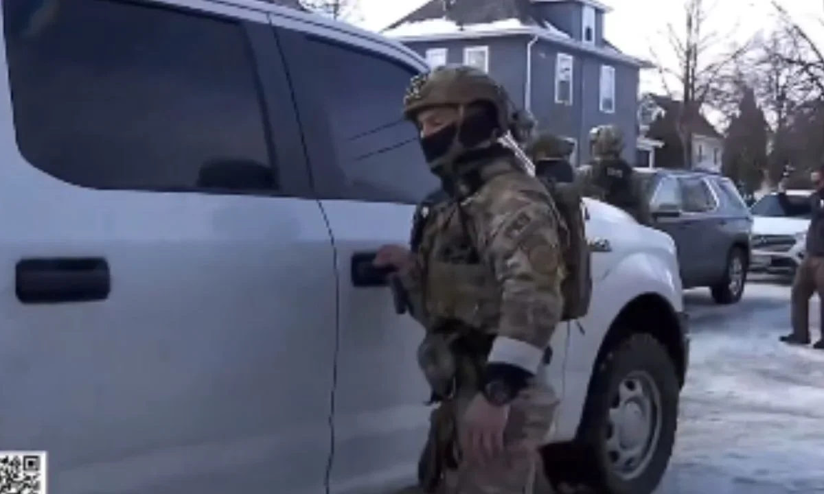 Agentes del ICE acribillan a una mujer dentro de su vehículo, acusan de querer atropellarlos