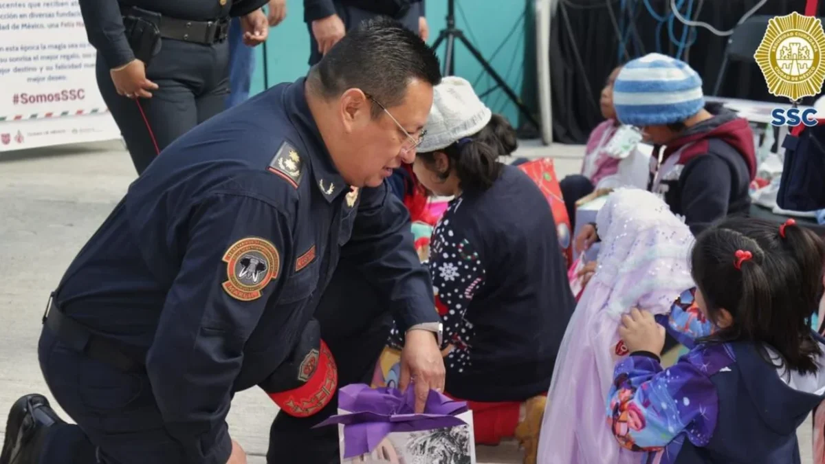 Con Apadrina una Esfera, entregan regalos a niñas de casa hogar