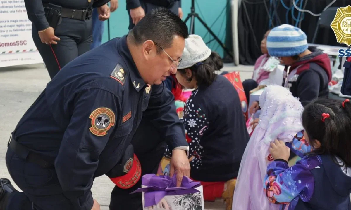 Con Apadrina una Esfera, entregan regalos a niñas de casa hogar