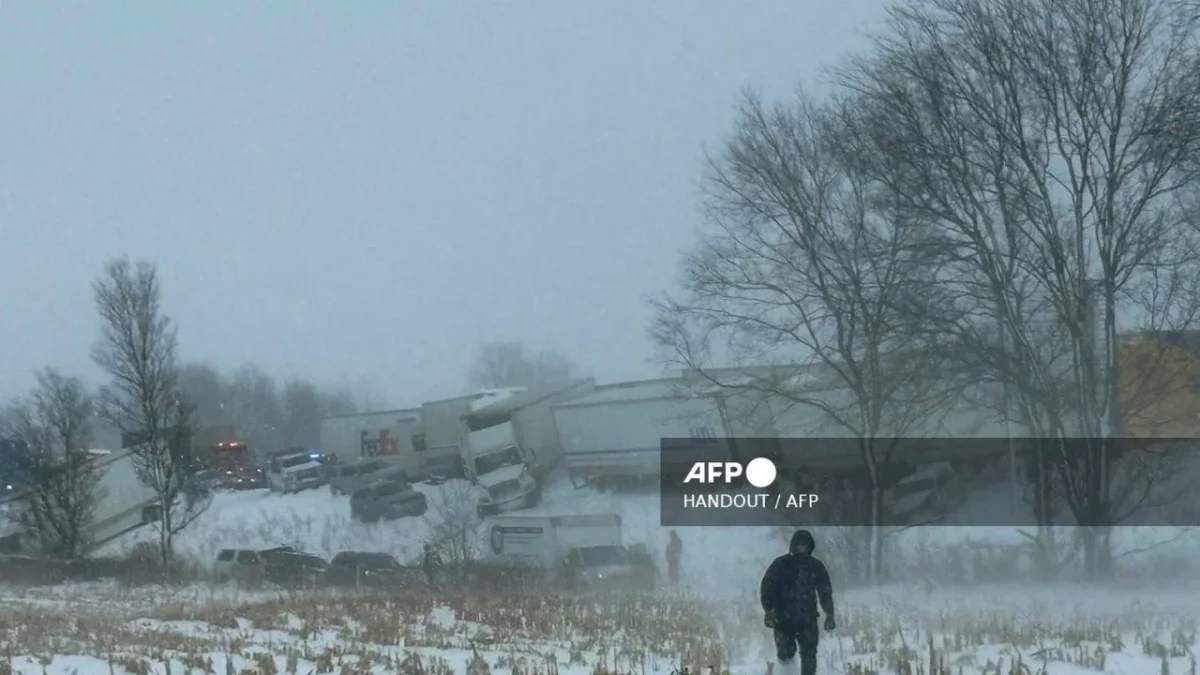 Conductores siguen varados tras choque de 100 autos por fuerte nevada en Michigan