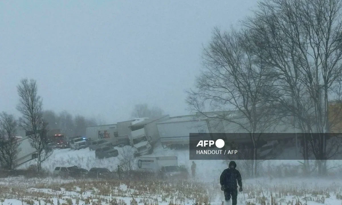 Conductores siguen varados tras choque de 100 autos por fuerte nevada en Michigan