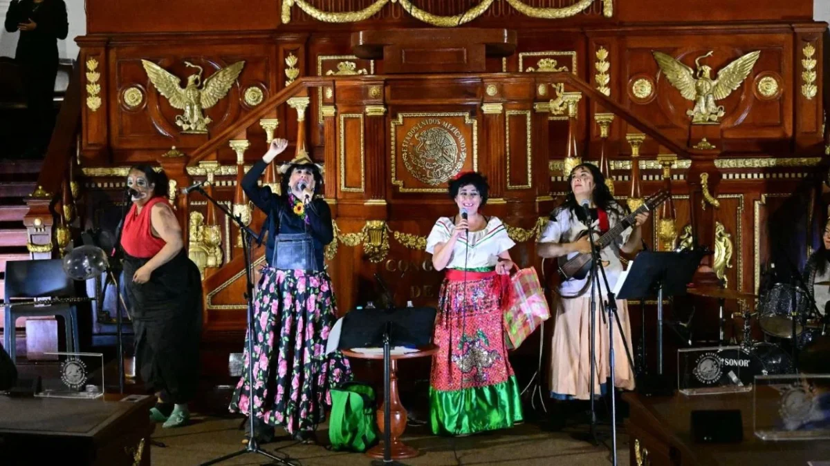 Congreso CDMX aloja show de cabaret, dedica elogios a 4T