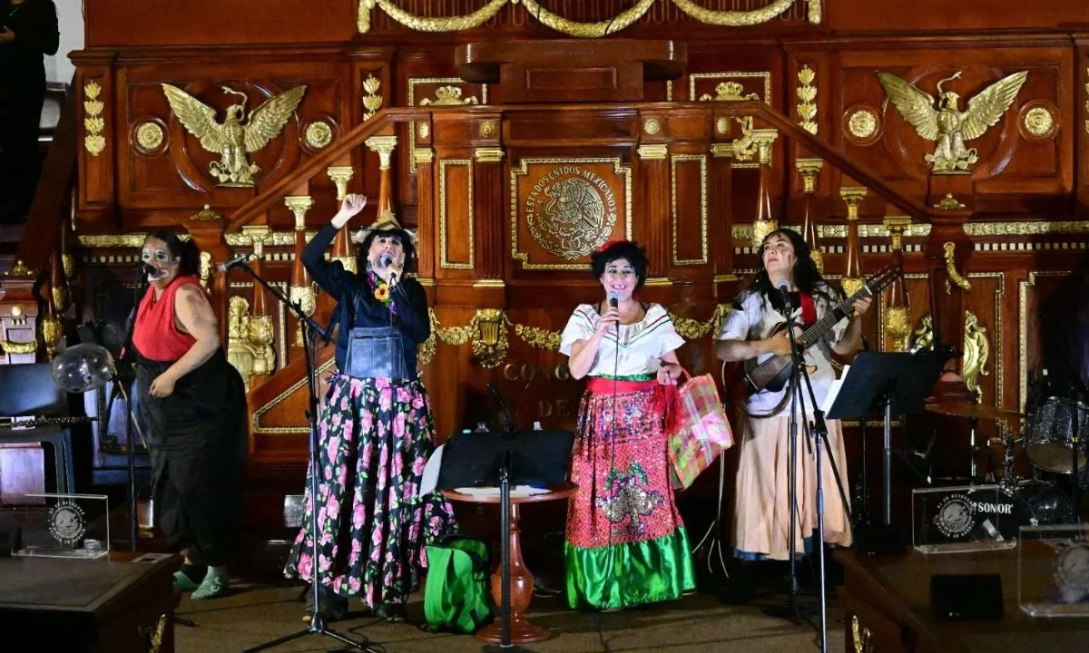 Congreso CDMX aloja show de cabaret, dedica elogios a 4T