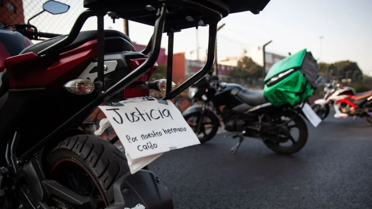 Continúa prófuga dueña de auto que arrolló a motociclista en Iztapalapa