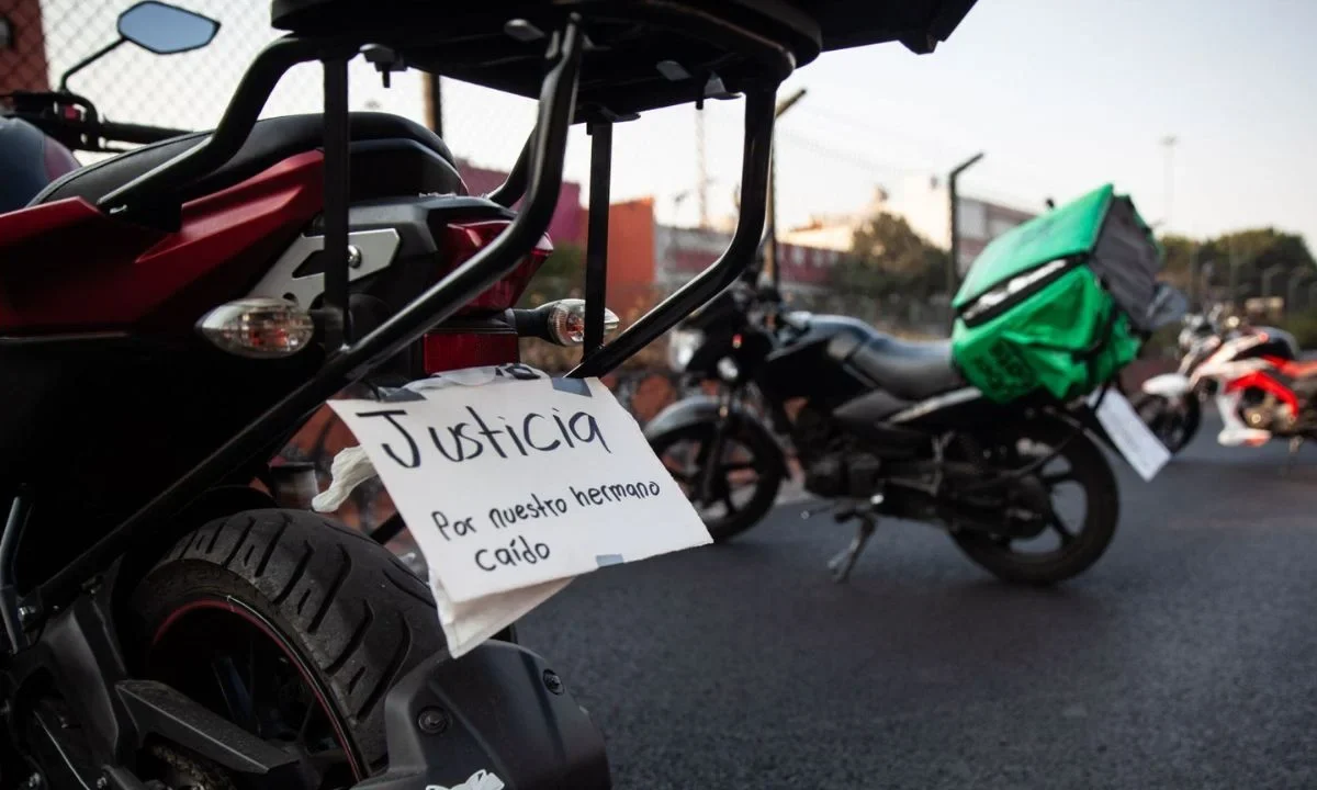 Continúa prófuga dueña de auto que arrolló a motociclista en Iztapalapa