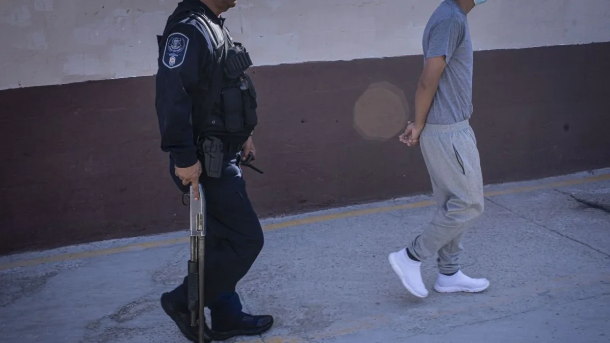 Decomisan armas, celulares y módems en penal de Araguato en Sinaloa