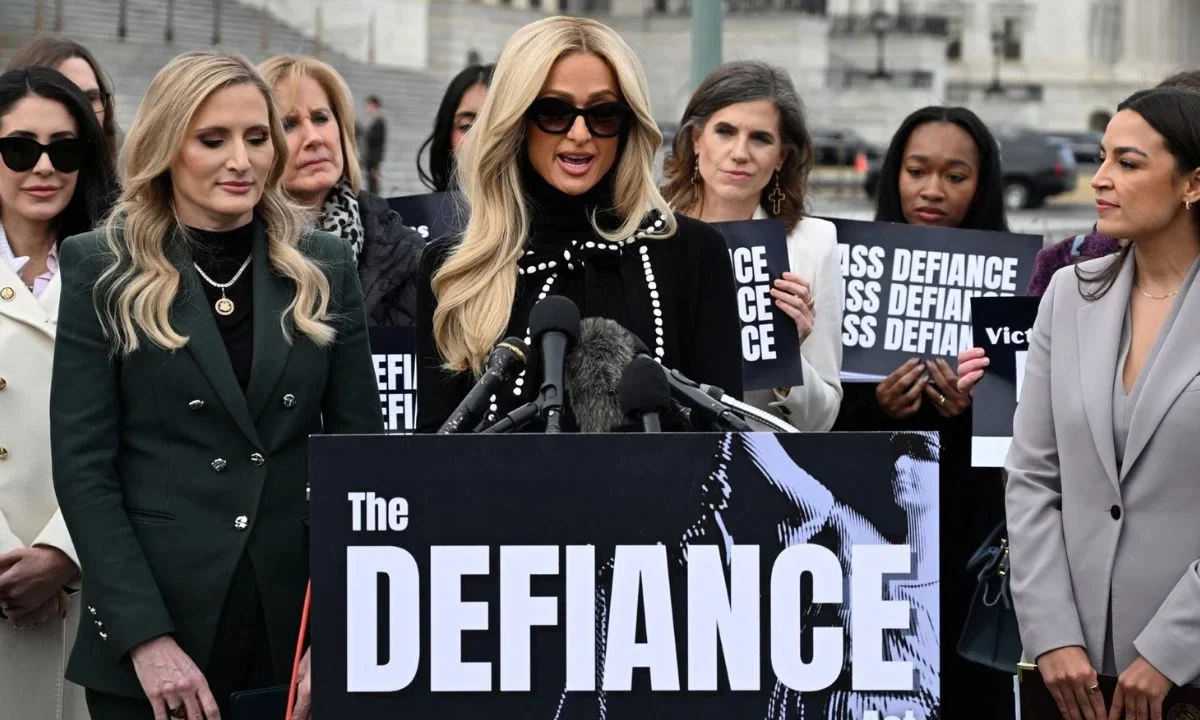 La socialité y activista estadounidense Paris Hilton habla junto al representante estadounidense Laurel Lee, republicano de Florida (L), y la representante estadounidense Alexandria Ocasio-Cortez, demócrata de Nueva York (R), en apoyo de la Ley DEFIANCE en el Capitolio en Washington