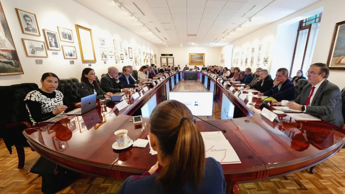 Dialoga Sheinbaum con economistas sobre finanzas del país