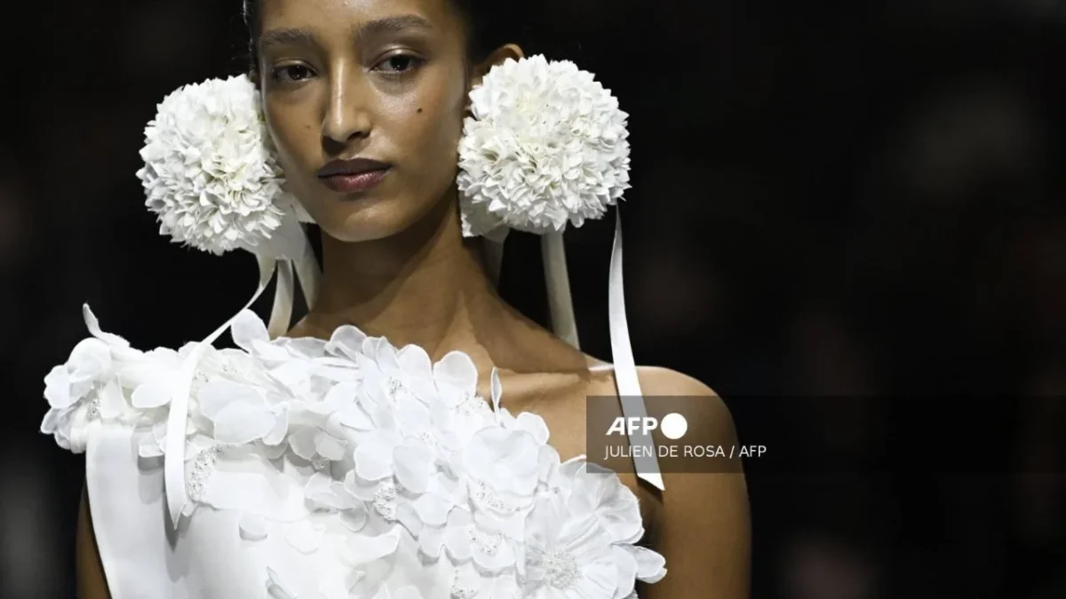 Dior presenta una colección floral firme a sus orígenes