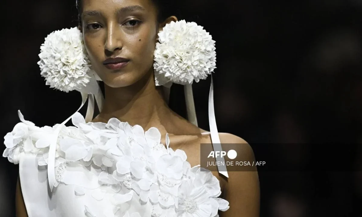 Dior presenta una colección floral firme a sus orígenes