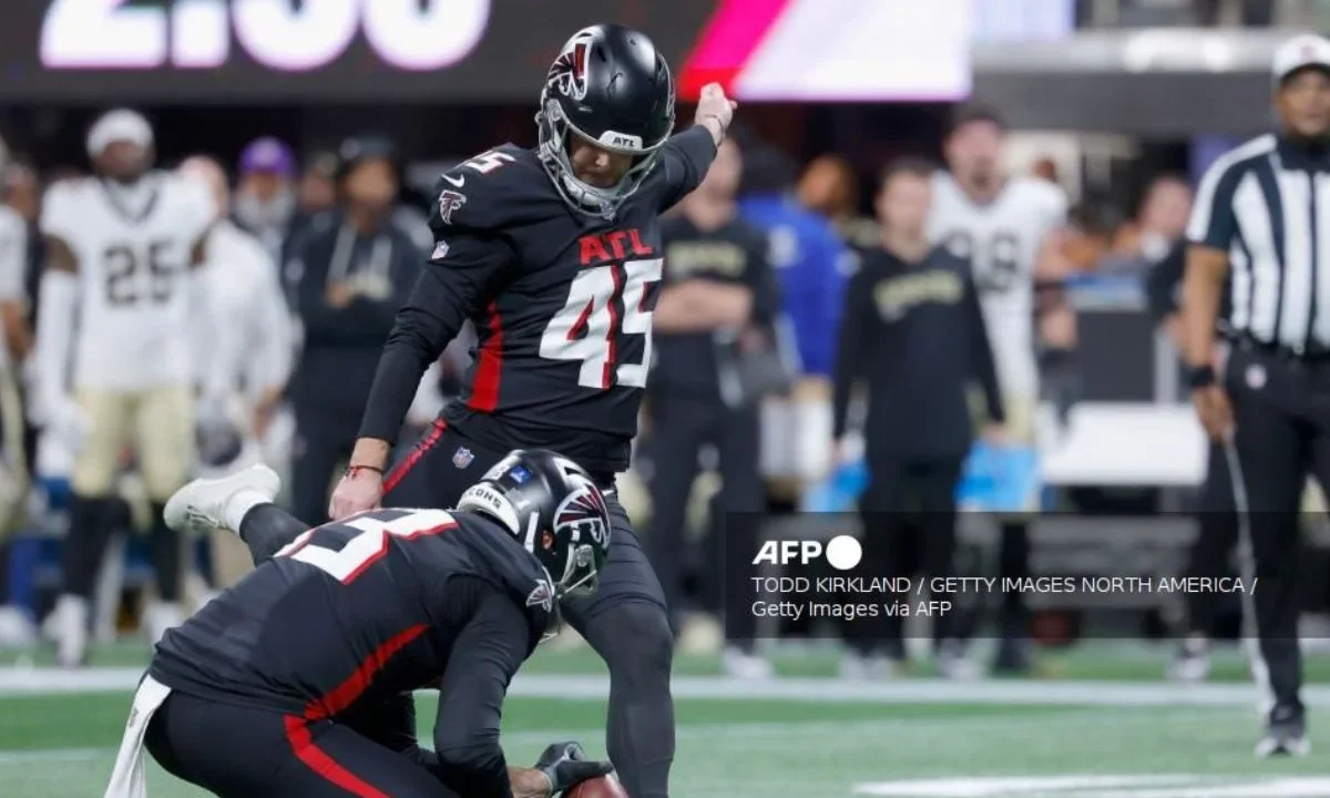 Falcons avanzan a playoffs y ayudan a Carolina al título divisional