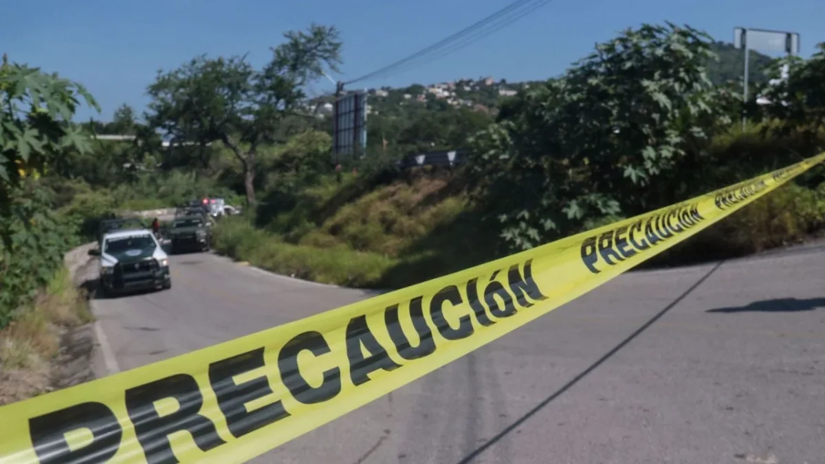Hallan cuerpo envuelto en plástico y con narcomensaje frente a una secundaria en Sinaloa
