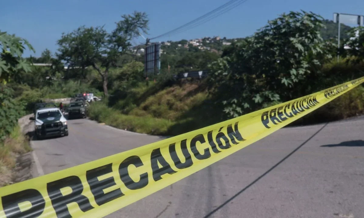 Hallan cuerpo envuelto en plástico y con narcomensaje frente a una secundaria en Sinaloa