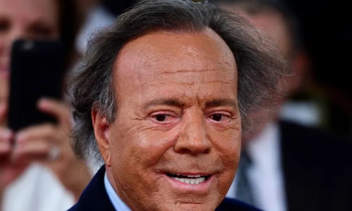 Julio Iglesias exige el archivo de las denuncias en su contra