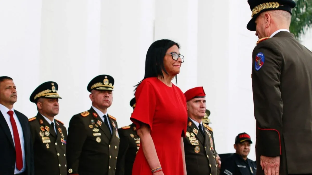 Militares de Venezuela juran lealtad a Delcy Rodríguez con un desfile