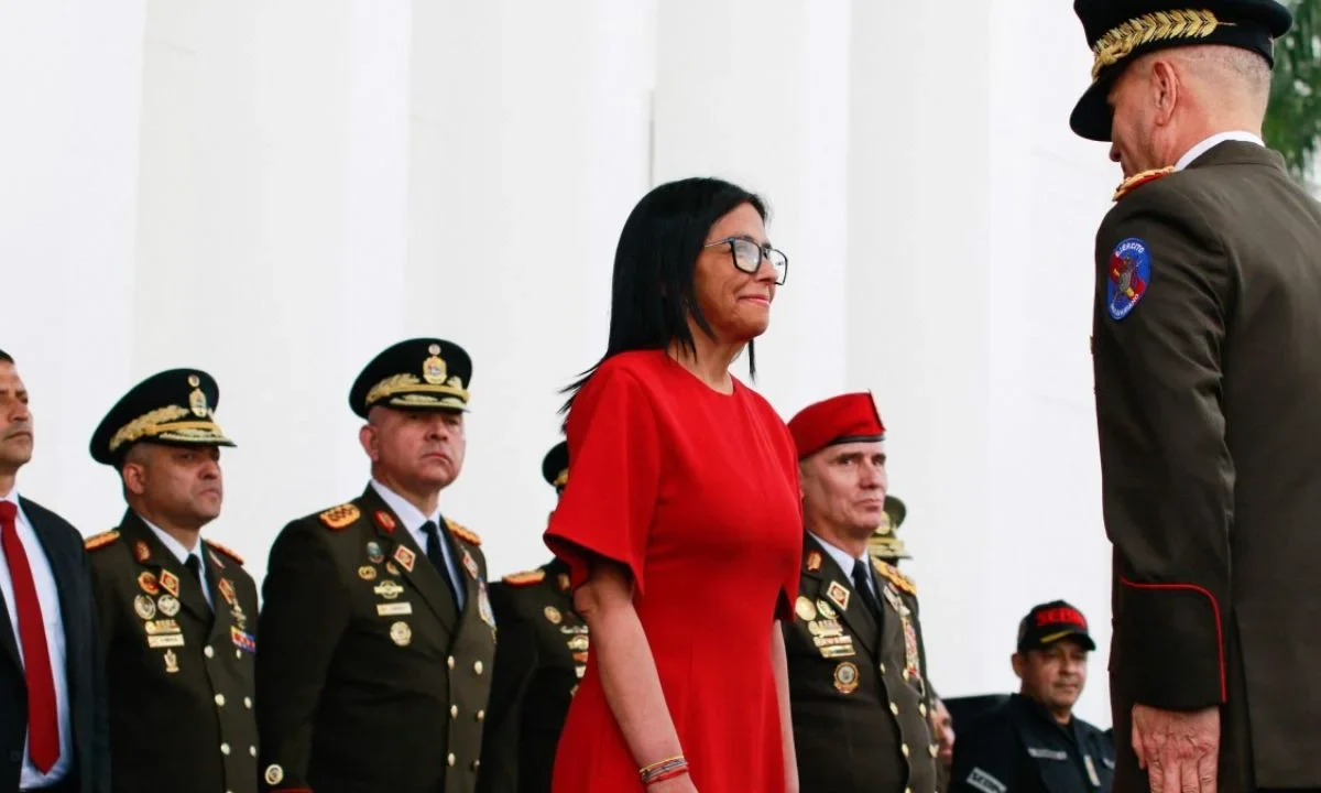 Militares de Venezuela juran lealtad a Delcy Rodríguez con un desfile