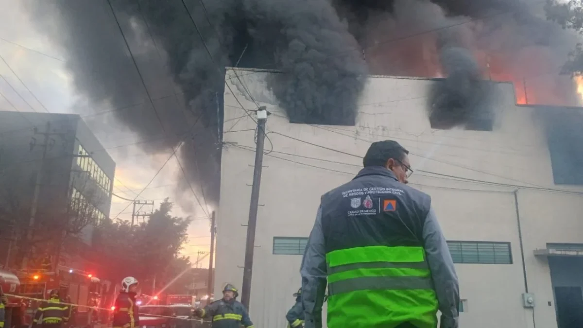 Registran incendio en una bodega de la Álvaro Obregón