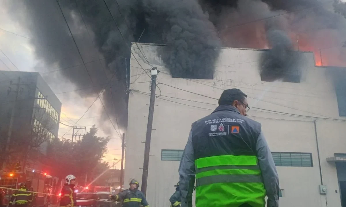 Registran incendio en una bodega de la Álvaro Obregón