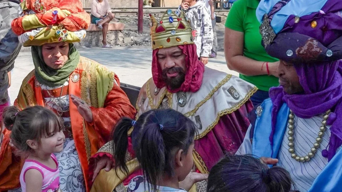 Reyes Magos visitan hospitales infantiles de la CDMX